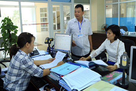 Hỗ trợ, giải đáp cho người nộp thuế tại bộ phận một cửa của Cục thuế Thái Nguyên. Ảnh: Hoàng Hùng