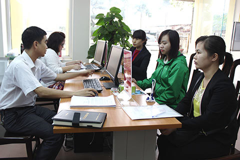 Người nộp thuế tìm hiểu dịch vụ thuế điện tử tại Chi cục Thuế quận Long Biên, Hà Nội.