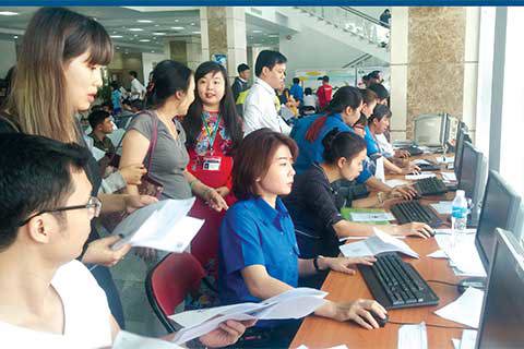 Cán bộ Cục Thuế TP.Hồ Chí Minh tư vấn, hướng dẫn trực tiếp cho doanh nghiệp về thuế điện tử.