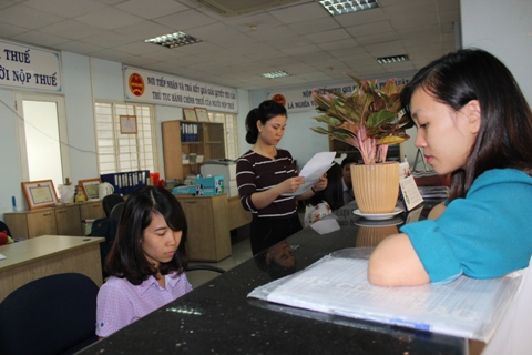 Giải quyết thủ tục thuế cho người nộp thuế tại Văn phòng Cục Thuế tỉnh Đồng Nai. Ảnh: NM.