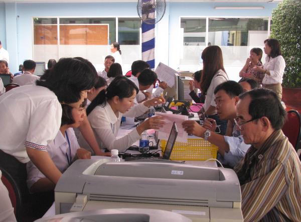Kiểm tra hóa đơn trong hồ sơ quyết toán thuế của DN tại Cục Thuế TP.HCM. Ảnh: Nguyễn Huế. 