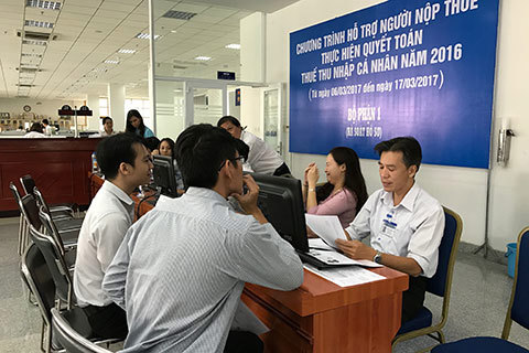 Cán bộ Cục thuế TP. Hồ Chí Minh rà soát hồ sơ quyết toán thuế thu nhập cá nhân.