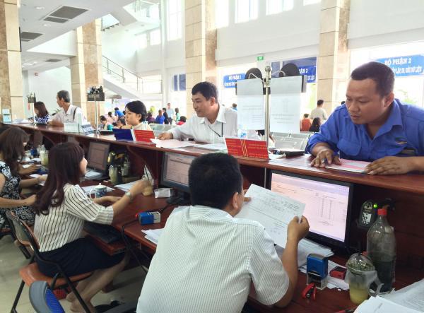 Doanh nghiệp làm thủ tục tại Cục Thuế TP.HCM. Ảnh: Nguyễn Huế.