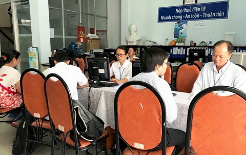 Hướng dẫn DN kê khai nộp thuế điện tử tại Chi cục Thuế Bình Thạnh (TP. Hồ Chí Minh). Ảnh Đỗ Doãn