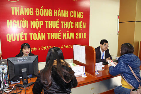 Cán bộ Cục Thuế TP. Hà Nội đang hỗ trợ NNT làm hồ sơ quyết toán thuế năm 2016.