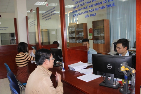 Làm thủ tục nộp thuế tại Chi cục Thuế huyện Gia Lâm - Hà Nội. Ảnh: NM.