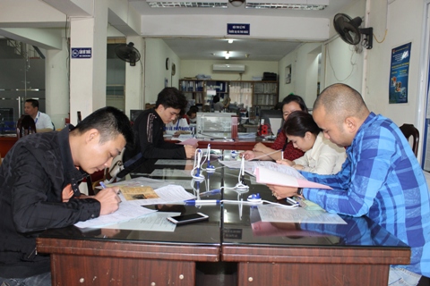 Làm thủ tục nộp lệ phí trước bạ xe máy tại Chi cục Thuế quận Long Biên (Hà Nội). Ảnh: NM.