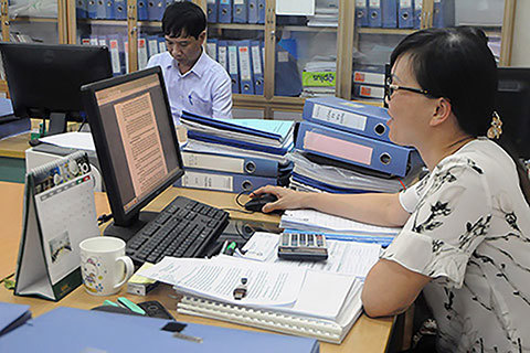 Cán bộ Cục Thuế Bắc Ninh kiểm tra hồ sơ thuế.