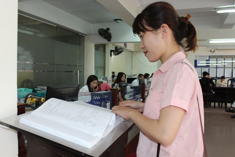 Thủ tục hành chính thuế được niêm yết công khai tại Chi cục Thuế quận Long Biên (Hà Nội). Ảnh: NM.