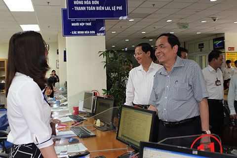 Đoàn giám sát của Trung ương MTTQ Việt Nam kiểm tra công tác cải cách TTHC tại Chi cục Thuế quận Đống Đa, Hà Nội.