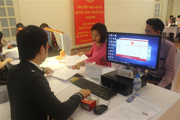 Hoạt động quyết toán thuế tại Cục Thuế Hà Nội. Ảnh Thùy Linh. 