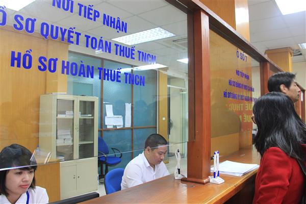 Hoạt động nghiệp vụ tại Cục Thuế Hà Nội. Ảnh Thùy Linh. 