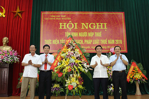 Lãnh đạo UBND tỉnh chúc mừng Cục Thuế Thái Nguyên tại Hội nghị tôn vinh người nộp thuế