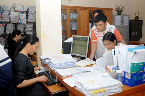 Kiểm tra hồ sơ khai thuế của DN tại trụ sở Chi cục Thuế Vĩnh Yên (Vĩnh Phúc).