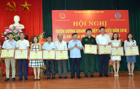 Chủ tịch UBND tỉnh Nguyễn Văn Phóng (thứ 5 bên phải sang) tặng bằng khen cho các doanh nghiệp nộp thuế tiêu biểu năm 2016.