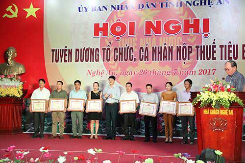Ông Lê Xuân Đại, Phó Chủ tịch UBND tỉnh Nghệ An (thứ 5 từ trái qua) trao Bằng khen của Bộ Tài chính cho các doanh nghiệp. Ảnh: Công Bình
