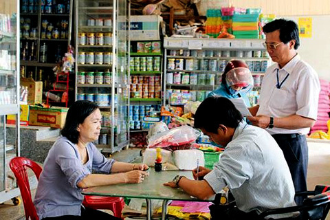 Cán bộ thuế An Giang hỗ trợ trực tiếp về thủ tục thuế cho các hộ kinh doanh.