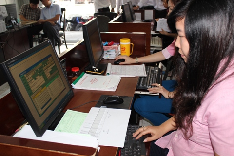 Nhân viên Công ty TNHH Ngọc Dung (doanh nghiệp hoạt động trong lĩnh vực dịch vụ kế toán tại TP.Cần Thơ) đang hoàn thiện báo cáo thuế cho khách hàng. Ảnh: NM.