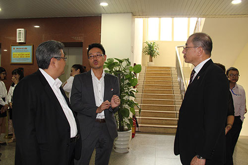 Đại diện các DN Nhật Bản trao đổi bên lề hội nghị.