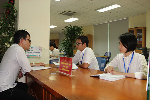 Hướng dẫn người nộp thuế về chính sách thuế mới tại bộ phận "một cửa" Chi cục Thuế quận Đống Đa, Hà Nội.