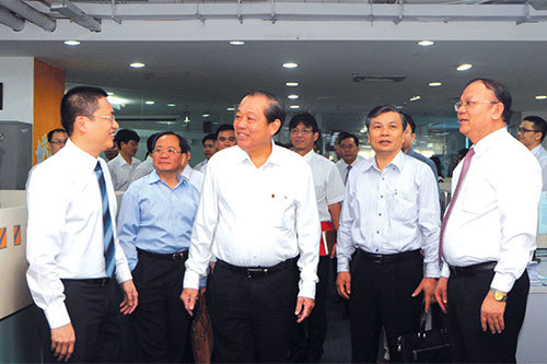 Phó Thủ tướng thường trực Chính phủ Trương Hòa Bình (thứ 3 từ phải sang) thăm và làm việc tại Cục Công nghệ Thông tin Tổng cục Thuế.