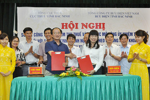 Đại diện Cục Thuế và Bưu điện Bắc Ninh ký kết hợp đồng nguyên tắc ủy nhiệm thu thuế cấp tỉnh. Ảnh: Thu Hương