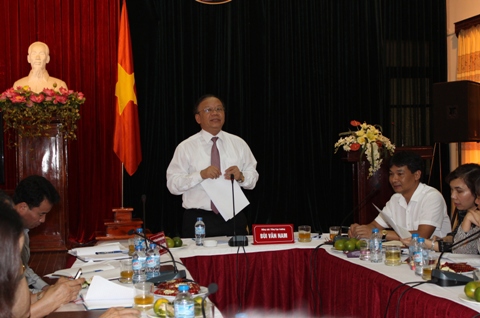 Ông Bùi Văn Nam chỉ đạo công tác chống thất thu đối với doanh nghiệp ngoài quốc doanh, hộ kinh doanh tại Chi cục Thuế quận Cầu Giấy (Hà Nội) năm 2016. Ảnh: NM.