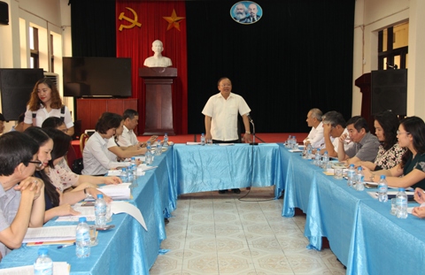 Ông Bùi Văn Nam (đứng) chỉ đạo công tác chống thất thu tại Chi cục Thuế quận Long Biên. Ảnh: NM.