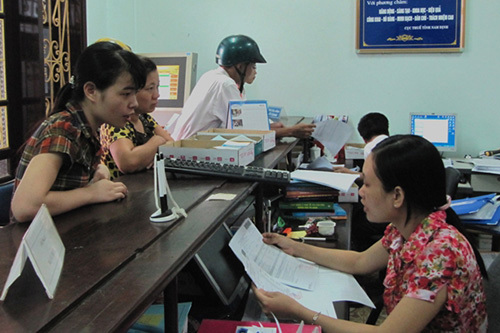 Bộ phận một cửa Cục Thuế Nam Định hướng dẫn hỗ trợ doanh nghiệp thực hiện công tác kê khai nộp thuế. Ảnh Mạnh Hưng