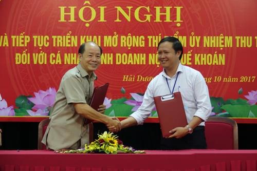 Đại diện Cục Thuế Hải Dương và Bưu điện tỉnh Hải Dương trao quy chế phối hợp thu đã được ký kết. Ảnh: Xuân Thủy