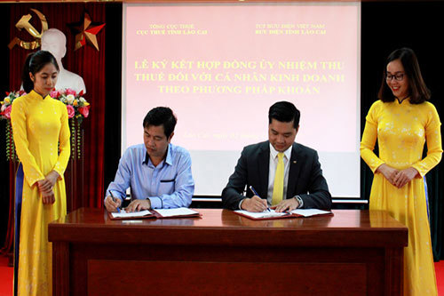 Đại diện Lãnh đạo Cục Thuế Lào Cai và Bưu điện tỉnh ký kết hợp đồng nguyên tắc tiếp tục triển khai ủy nhiệm thu thuế qua bưu điện.
