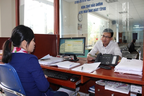 Làm thủ tục nộp thuế tại Chi cục Thuế huyện Gia Lâm, Hà Nội. Ảnh: NM.