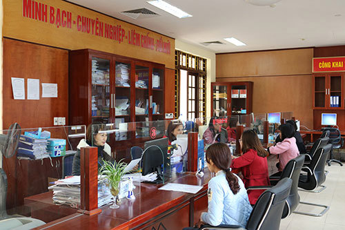 Bộ phận một cửa Cục Thuế Lào Cai luôn túc trực phục vụ, góp sức hỗ trợ doanh nghiệp phát triển, tạo nguồn thu cho ngân sách. Ảnh: Đỗ Lâm