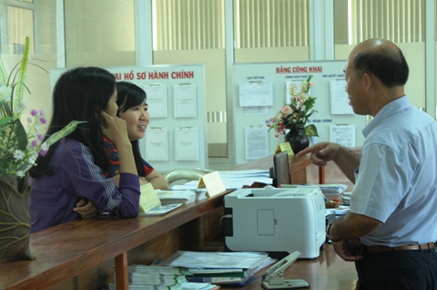 Cán bộ Cục thuế Ninh Thuận trao đổi nghiệp vụ ngoài giờ hành chính. Ảnh Vũ Lê