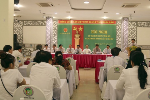 Lãnh đạo Cục Thuế tỉnh Đắk Lắk trả lời những vướng mắc của người nộp thuế tại hội nghị đối thoại.