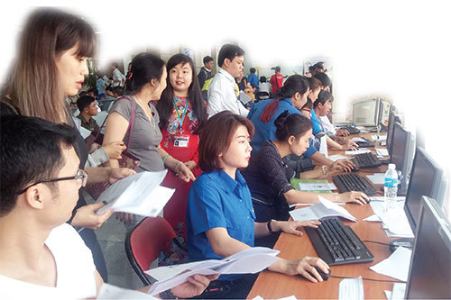 Cán bộ Thuế TP. Hồ Chí Minh hướng dẫn người nộp thuế thực hiện kê khai theo phương thức điện tử.