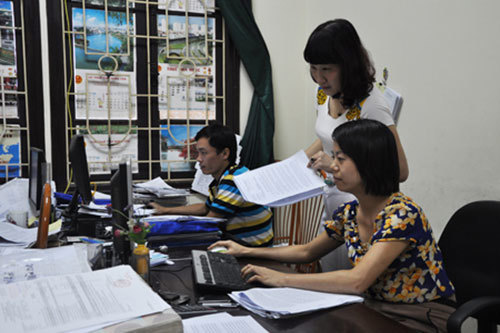 Cán bộ công chức ngành Thuế Hưng Yên rà soát, tập trung đôn đốc hoàn thành chỉ tiêu thu lệ phí môn bài ngay trong tháng 1/2018.
