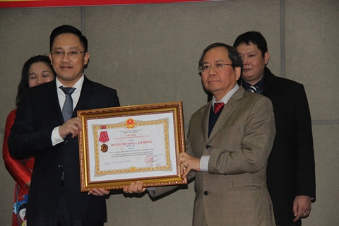 Thứ trưởng Đỗ Hoàng Anh Tuấn (phải) trao Huân chương Lao Động hạng 3 cho ông Mai Sơn - Phó Cục trưởng Cục Thuế TP.Hà Nội.