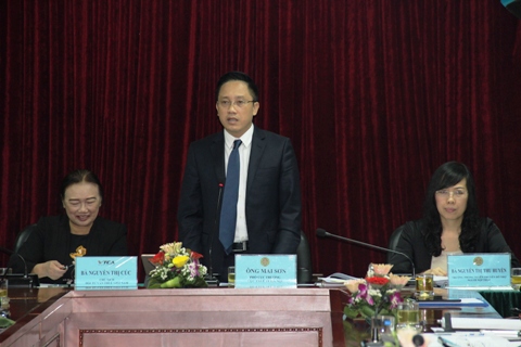 Ông Mai Sơn (đứng) - Phó Cục trưởng Cục Thuế TP.Hà Nội trả lời câu hỏi của DN tại hội nghị. Ảnh: NM.