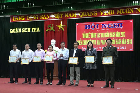 Đại diện UBND quận Sơn Trà (Đà Nẵng) trao giấy khen cho các tập thể, cá nhân đã có thành tích xuất sắc trong việc thực hiện nhiệm vụ công tác thuế năm 2017. Ảnh: N.T