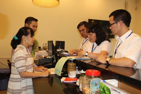 Đoàn công tác của Chi cục Thuế quận Đống Đa (Hà Nội) kiểm tra việc sử dụng hóa đơn VAT tại một nhà hàng trên địa bàn. Ảnh: NM.