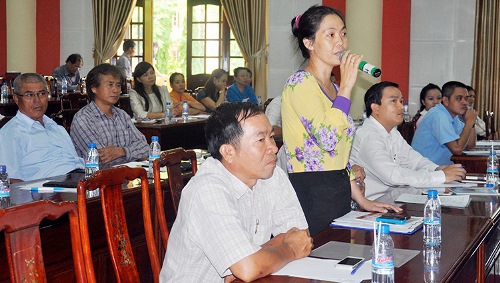 Bà Cao Thị Cẩm Thy, đại diện Công ty TNHH T.M Vina phát biểu tại buổi làm việc với đại diện UBND tỉnh Bình Phước. Ảnh: Hồng Cúc