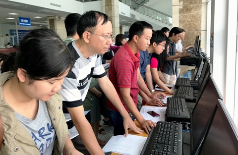 Kê khai hoàn thuế theo phương thức điện tử tại Cục Thuế TP. Hồ Chí Minh. Ảnh Đỗ Doãn