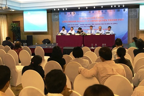 Cán bộ Cục Thuế TP. Hồ Chí Minh giải đáp thông tin chính sách thuế cho các doanh nghiệp. Ảnh Đ.Doãn