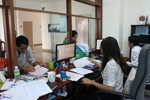  Bộ phận một cửa Cục Thuế Khánh Hòa hỗ trợ DN thực hiện nghĩa vụ thuế. Ảnh: Tuấn Tú