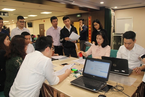 Cục Thuế Hà Nội làm thủ tục quyết toán thuế TNCN năm 2017 tại trụ sở chính Ngân hàng TMCP Ngoại thương Việt Nam (Vietcombank). Ảnh: NM.