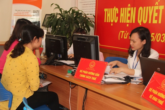 Làm thủ tục quyết toán thuế TNCN tại Chi cục Thuế quận Hà Đông (Hà Nội). Ảnh: NM.