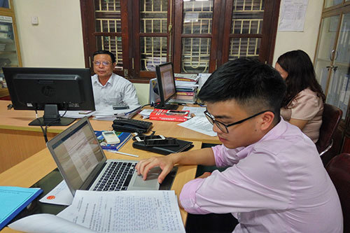  Bộ phận tuyên truyền Cục Thuế Bắc Ninh tập trung giải quyết những vướng mắc hỗ trợ DN phát triển, tạo nguồn thu cho ngân sách. Ảnh: Tuấn Nguyễn