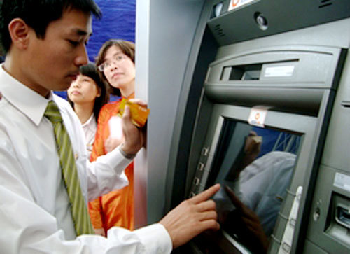 Từ phí ATM nghĩ đến mô hình ngân hàng bán lẻ Việt Nam
