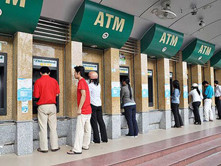 Ông lớn ngân hàng đồng loạt thu phí nội mạng ATM